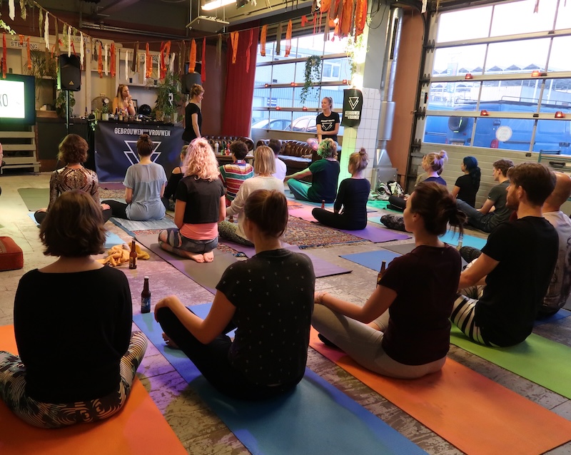 Unieke invulling van een teamuitje - bieryoga