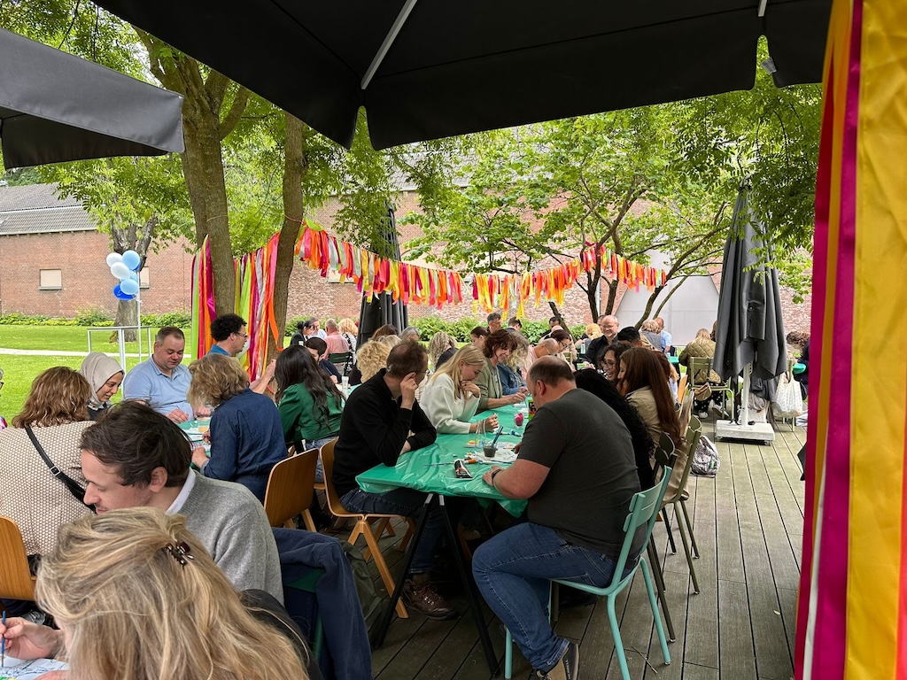 Bezoekers die deelnemen aan een teambuildingactiviteit - schilderworkshop
